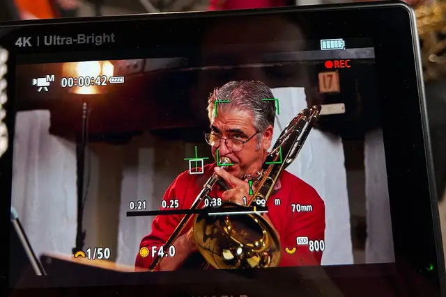 Monitor de câmara a enquadrar um trombonista